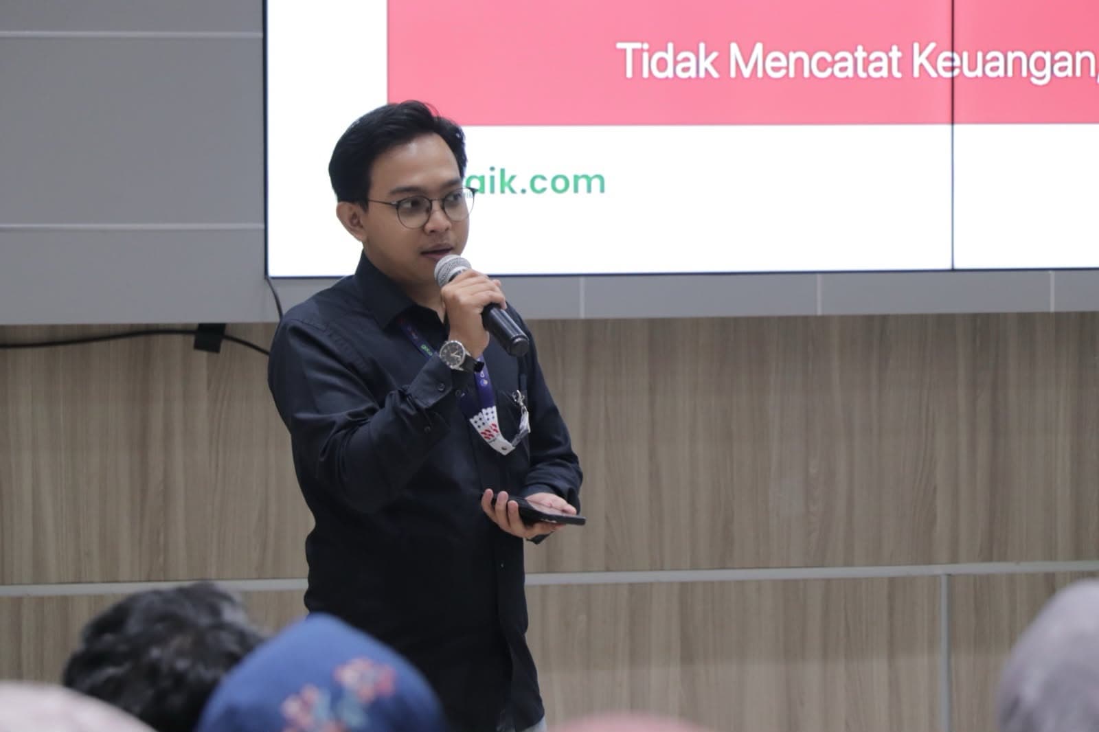 Fitrian Chandra Yoga speaking on financial recording at Banyumas Naik Kelas with Visa and BenihBaik