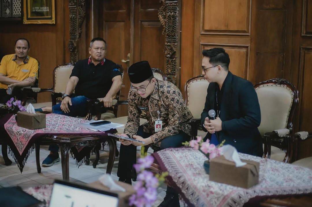 Presenting Catatmak to the Acting Regent of Banyumas and local government officials