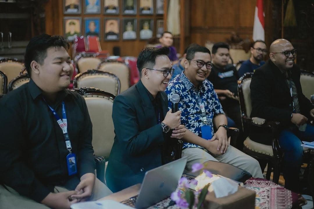 Discussion and exchange with government representatives regarding public adoption